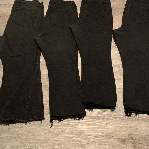 π Mid-Rise Cropped Flare-Ankle Jeans - Picture 9 of 15